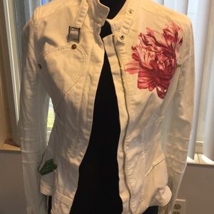 White fitted denim jacket with zipper
